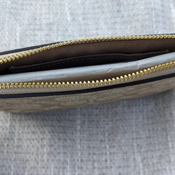 COACH Lunar New Year Rabbit Wristlet Signature Carriage w/Rabbit CF372 NWT - Picture 5 of 11